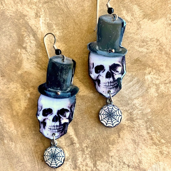 Handpainted Day of The Dead ☠️ Halloween Earrings Silver wires sugar Skulls - Picture 2 of 2